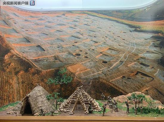 △这是兴隆洼遗址（距今约8000年）的热气球航拍照片。该遗址是目前国内第一个显现出房址、窖穴、墓葬等全部居住遗址的史前中华始祖聚落，被誉为“华夏第一村”。（央视记者沈忱拍摄）