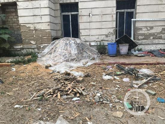 ▲旅顺日本关东宪兵司令部旧址成了劈柴生火地。摄影/上游新闻记者 张莹