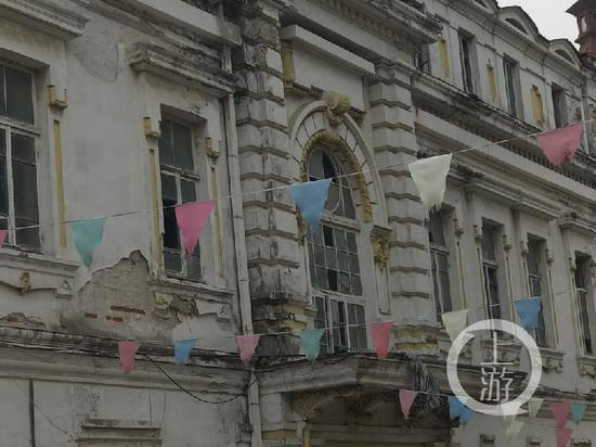 ▲旅顺师范学堂旧址墙皮脱落。摄影/上游新闻记者 张莹