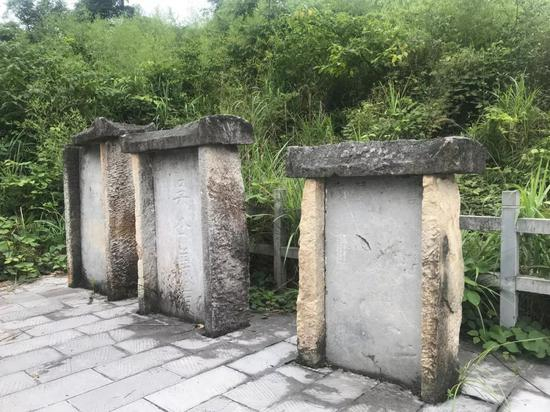  河闪渡渡口边上的古碑刻，见证了红军长征渡江的历史&nbsp;&nbsp;央广记者陈屹摄影
