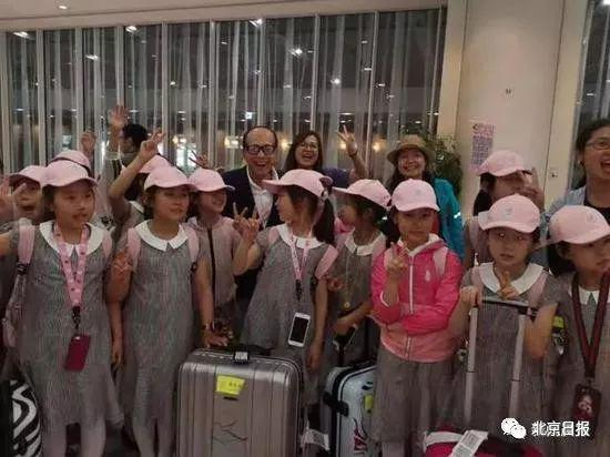 　　李嘉诚与师生们合影