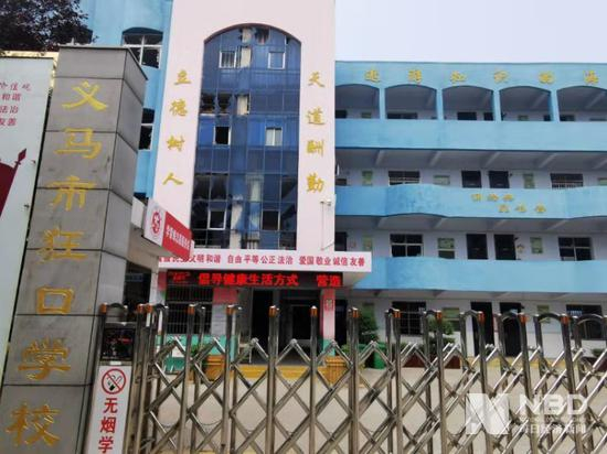  义马气化厂爆炸波及附近学校，玻璃明显被震碎。