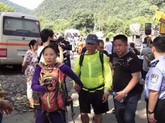  ▷获救后的“驴友”