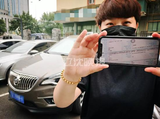  当事人家属给记者看车的肇事记录。辽沈晚报、聊沈客户端 记者 王迪 摄