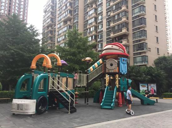  6月30日，男童汤圆离世的小区滑梯旁。新京报记者张惠兰 摄
