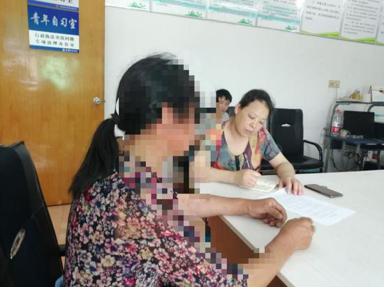 ▲心理咨询师季碧梅与家暴受害者。受访者供图