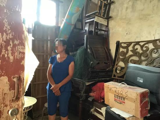 ▲王永芬在卧室里。新京报记者魏芙蓉 摄