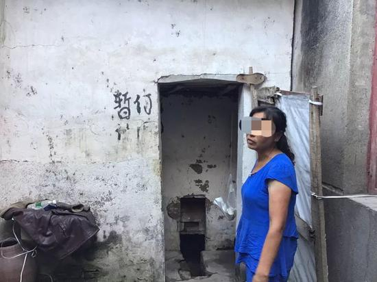 ▲称自己遭受家暴的王永芬。新京报记者 魏芙蓉 摄