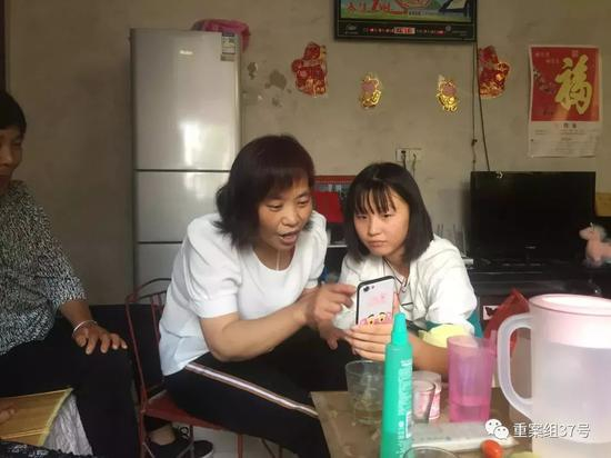 ▲8月2日下午，任艳红在女儿的指导下和朋友微信视频。新京报记者 赵朋乐 摄