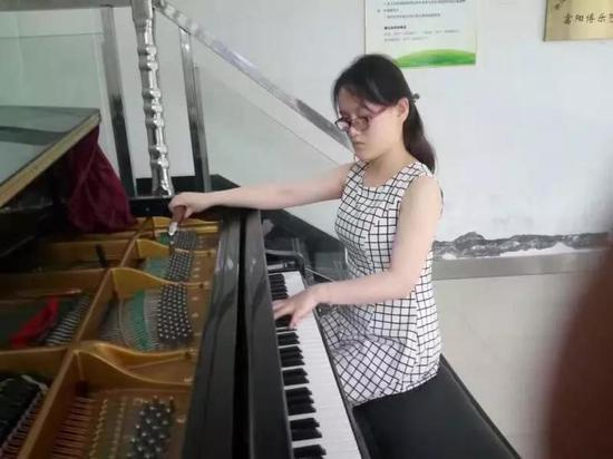 在客户家进行钢琴调音、维修的蔡琼卉。受访者供图