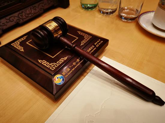 △习近平宣布圆桌峰会开闭幕时所敲的木槌。（央视记者张晓鹏拍摄）