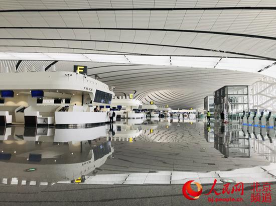 航站楼四层旅客值机大厅。人民网 董兆瑞摄