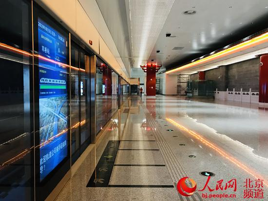 新机场线大兴机场站出发站厅设计凸显北京元素。人民网 董兆瑞摄