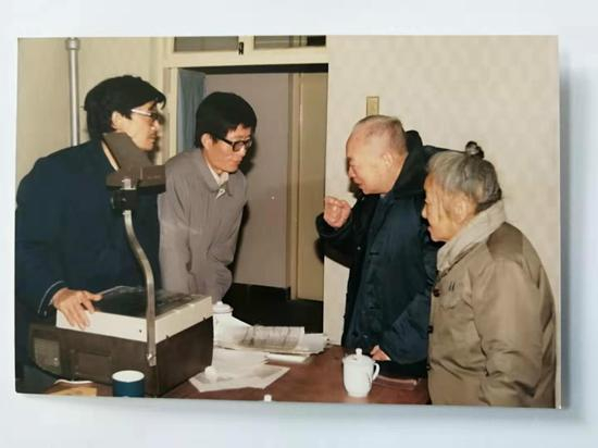 钱三强、何泽慧到高能物理研究所了解高空气球的发展。 何泽慧生前同事马宇蒨 供图