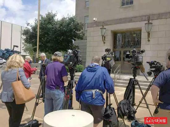 　　美国伊利诺伊州中部地区联邦法院陪审团 6 月 24 日（美国当地时间）裁定，克里 斯滕森绑架和谋杀章莹颖的罪名成立。图为法院外的媒体。资料图片