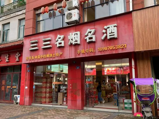 男子被砍死的烟酒店位于丰城市政府附近的闹市区