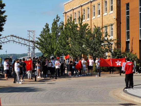  加拿大爱国人士挥舞国旗合唱国歌