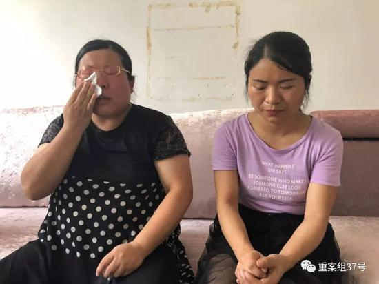 　　▲2019年8月13日，慈利县洞溪乡洞溪村，谈及多年来追凶的艰辛，张阿丽（左）、张玲丽（右）两姐妹潸然泪下。新京报记者王瑞锋&nbsp;摄