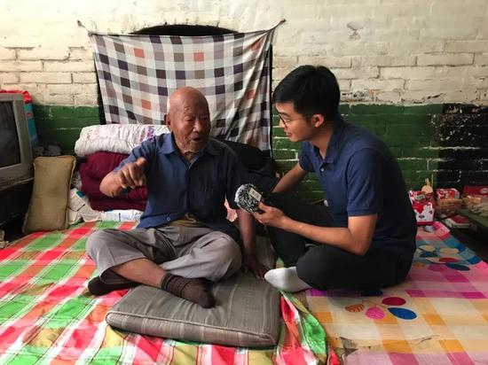 总台央广记者李行健采访陕北红军薛应德