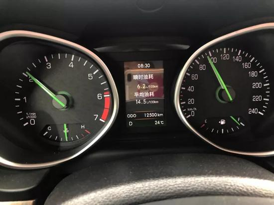 记者乘坐的车辆在开往陕北的路上抵达25000里