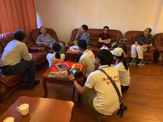 总台记者采访红一师师长李聚奎，开国少将彭显伦的子女