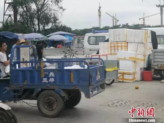 图为北京新发地蔬菜批发市场。&nbsp; 谢艺观 &nbsp;摄