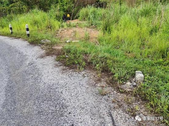 ▲事故车辆冲离路面，撞断路边防护桩。&nbsp;新京报记者 朱必胜 摄