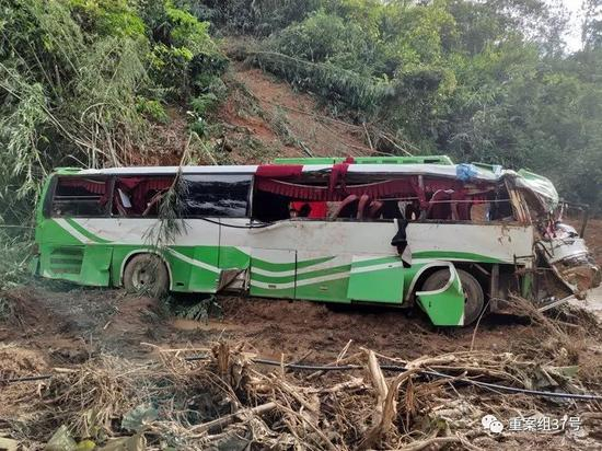 ▲事故车辆被扶正后。&nbsp;新京报记者 朱必胜 摄