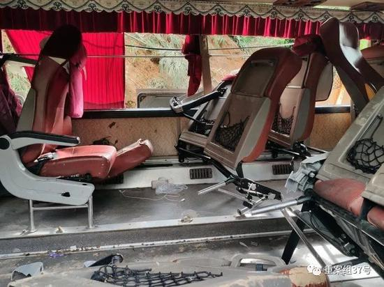 ▲事故车辆内座椅断裂脱落。&nbsp;新京报记者 朱必胜 摄