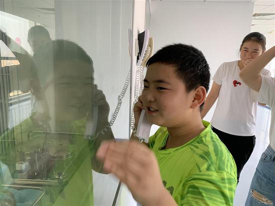 　　9月6日下午，子宽和妈妈、姑姑一起去探视爸爸，他让爸爸安心，好好吃饭，自己也会加强营养的。 刘雪妍 摄