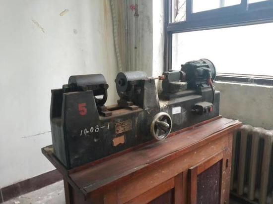 ▲高镇同于1952年采购的纯弯曲疲劳试验机。北航宣传部供图