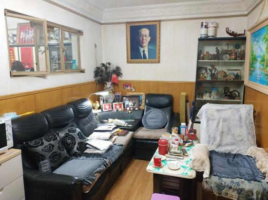 ▲高镇同狭小居室的客厅。新华每日电讯记者李斌摄