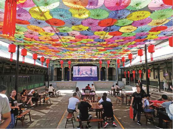 　　乔家大院景区内“书法大师“兜售书法的场所已被取缔，成为供游客休息或景区对员工业务培训的场所。摄影/本刊记者 周群峰