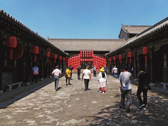 　　乔家大院曾因《大红灯笼高高挂》《乔家大院》影视剧而声名鹊起，如今灯笼仍是该景区的关键词之一。摄影/本刊记者 周群峰