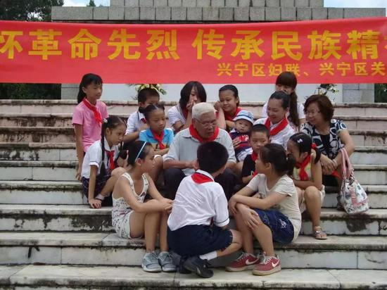 △图为李延年为孩子们进行爱国主义宣传教育