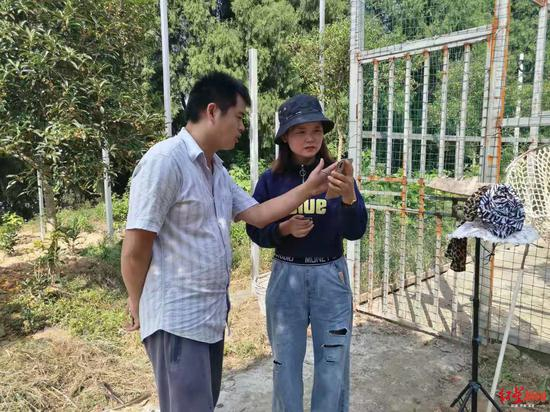 ▲ 黄金和刘翠萍讨论如何拍一段有流量的视频。