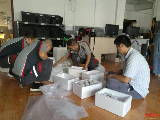  ▲ 直播时黄金承诺一盒无花果不少于20个，但当天采摘较多，每个箱子装了28个。