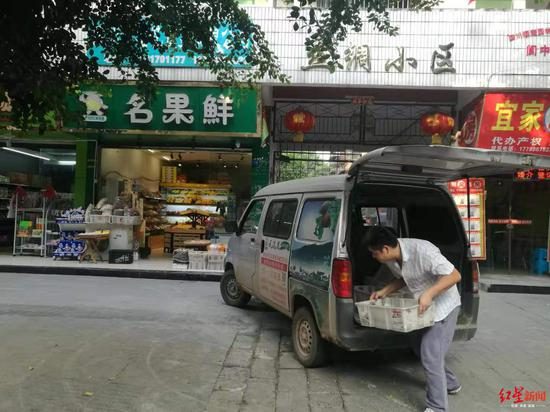 ▲&nbsp;黄金停好车，便跑着把无花果送到水果店。