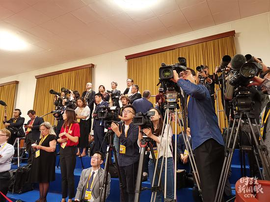 △报道招待会的各国记者。（央视记者王晓东拍摄）