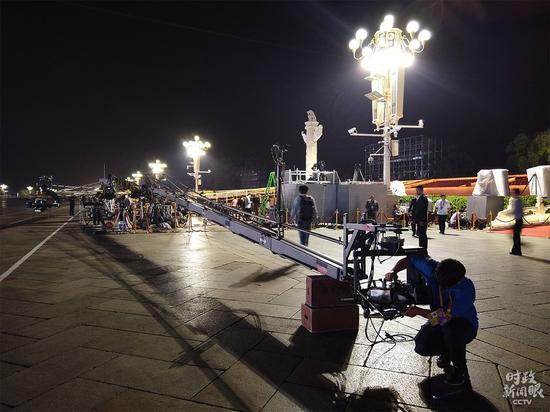 △中央广播电视总台的工作人员在调试摇臂。分列式方阵的镜头就靠它了。（央视记者沈忱拍摄）