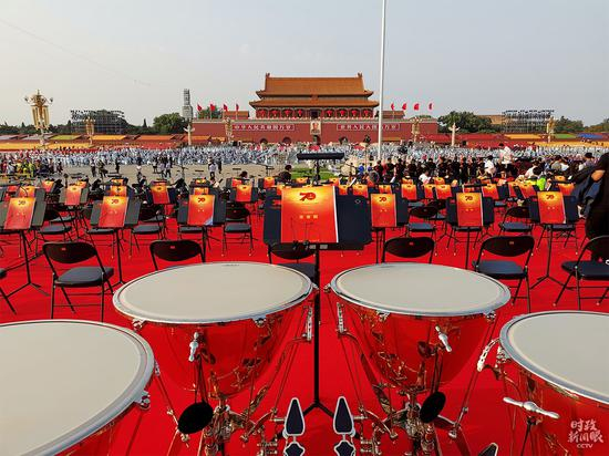 △当晚的演出采用了史无前例的千人交响乐团，乐团的座席在正对天安门城楼的位置。（央视记者王晓东拍摄）