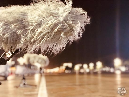 △行进路线上戴着防风罩的话筒，让您全方位享受立体的阅兵式。（央视记者李炜拍摄）