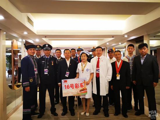 　　△郎铮的妈妈告诉《时政新闻眼》，今年14岁的郎铮正在绵阳上初三。这是妈妈提供的郎铮与16号彩车人员的合影。右二为郎铮。