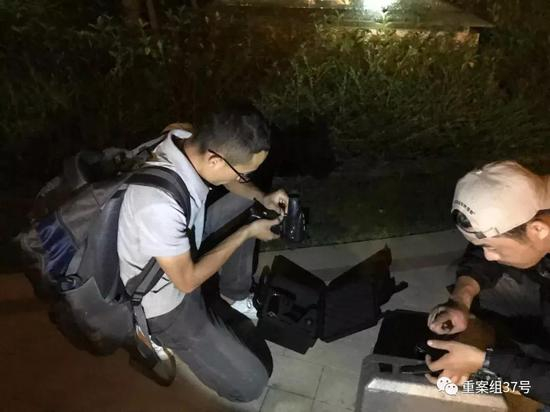 ▲9月25日晚，孙锦荣和宏宏在整理寻猫用的设备。新京报记者 祖一飞 摄