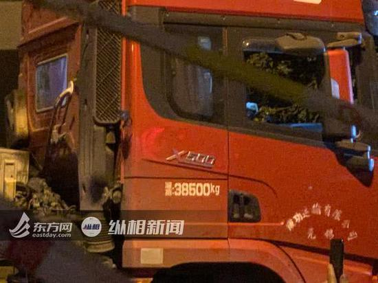 随跨桥一起侧翻的红色卡车上，标注的限重为38吨左右