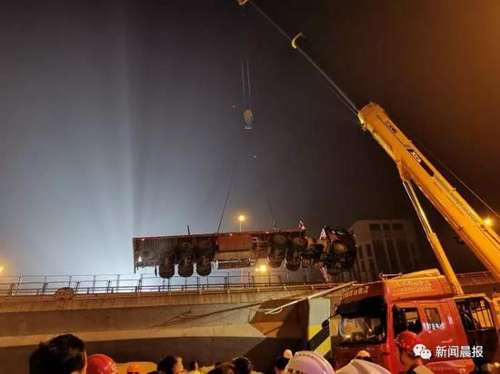  被吊下的卡车&nbsp;摄影/宋奇波