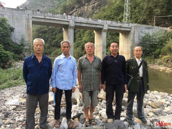  右起：赵永贵、李先辉、安美蛟、甘宗良、杨发政，背后是他们主持修通的“铁桥村大桥”。