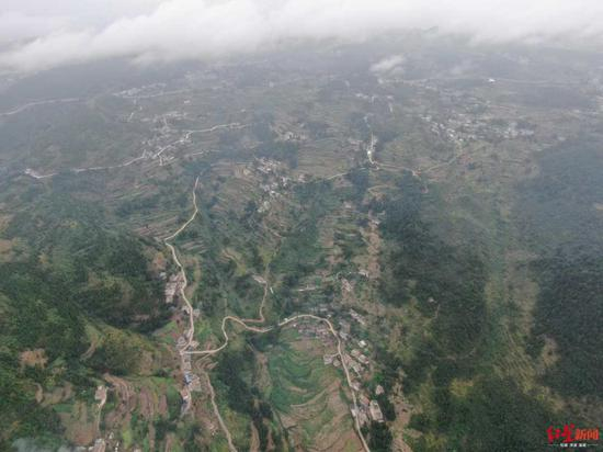  普應山上的铁桥村。