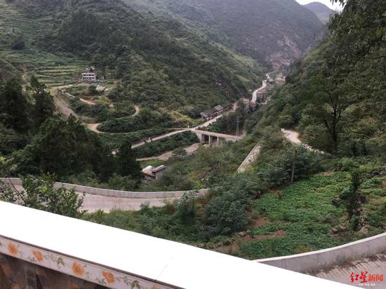  甘宗良家开门就见铁桥河，没修桥前常常望河兴叹。