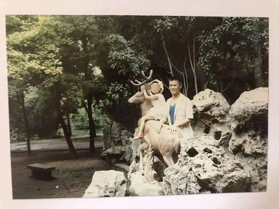  邓世平生前与年幼的女儿在一起。 邓世平女儿 供图